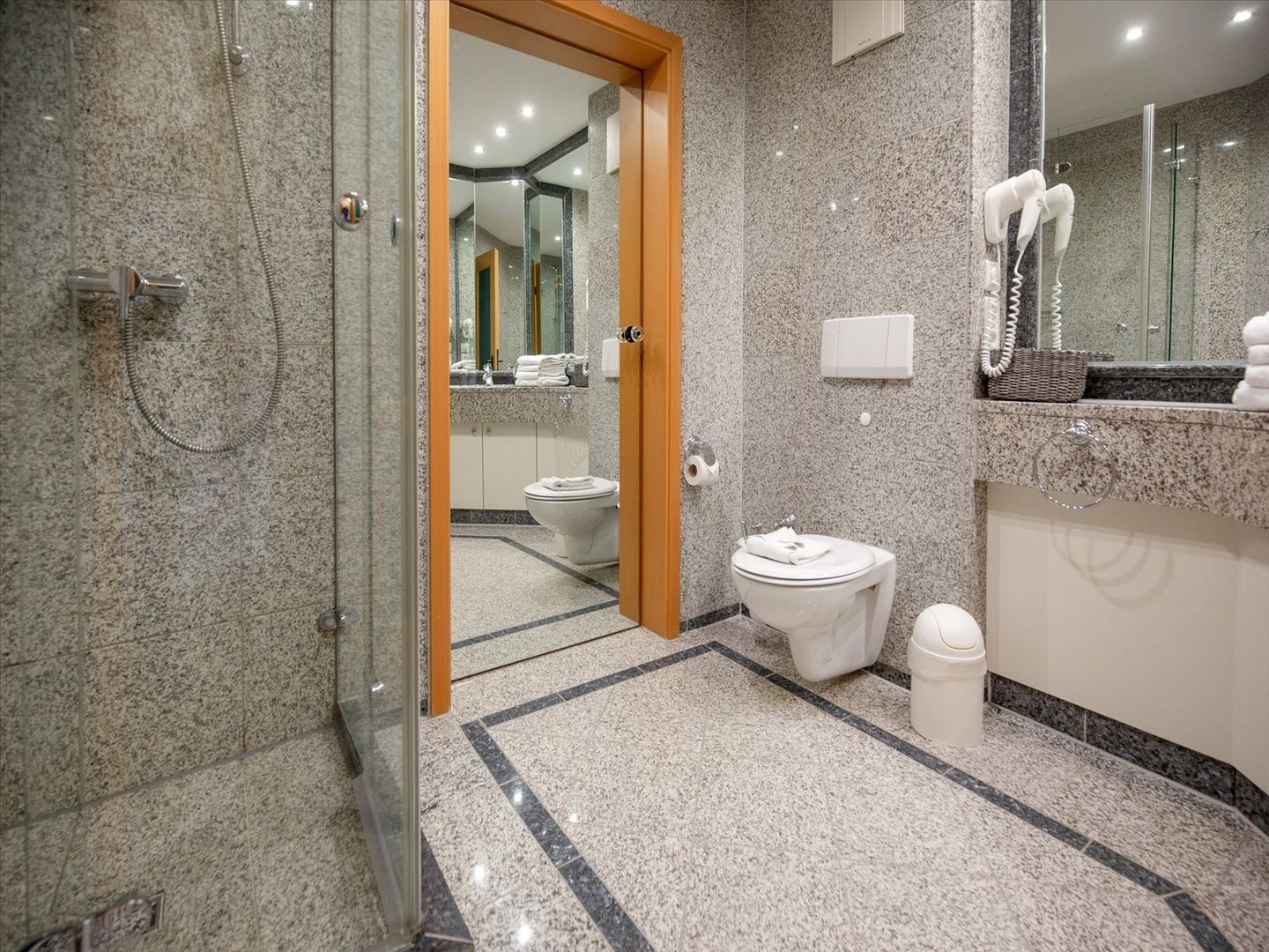 Dünenpark Binz Komfortplus Ferienwohnung mit 1 Schlafzimmer und Balkon im Obergeschoss (007) Insel Rügen - Badezimmer
