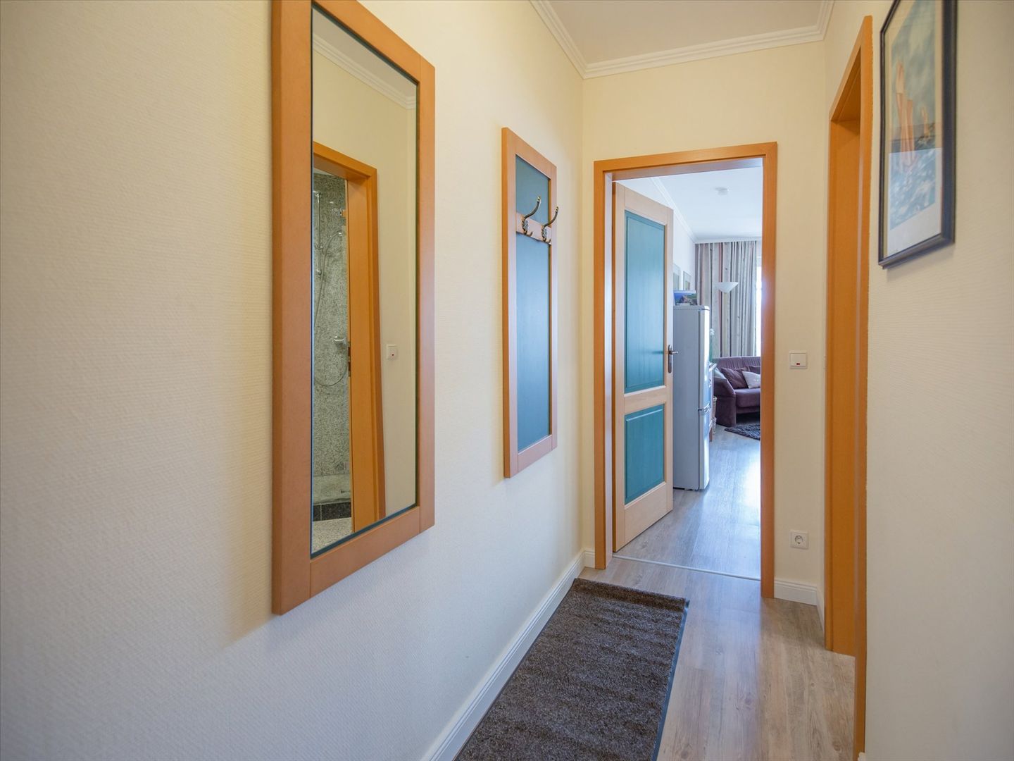 Dünenpark Binz Komfortplus Ferienwohnung mit 1 Schlafzimmer und Balkon im Obergeschoss (007) Insel Rügen - Wohnzimmer