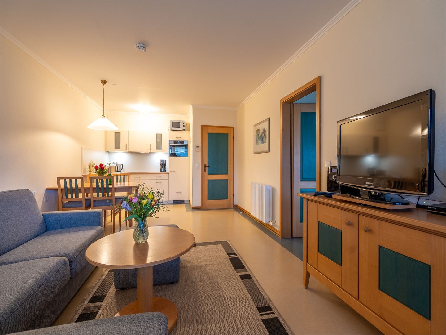 Dünenpark Binz Komfort Ferienwohnung mit 2 Schlafzimmern und Balkon im Obergeschoss (008) Insel Rügen - Wohnzimmer
