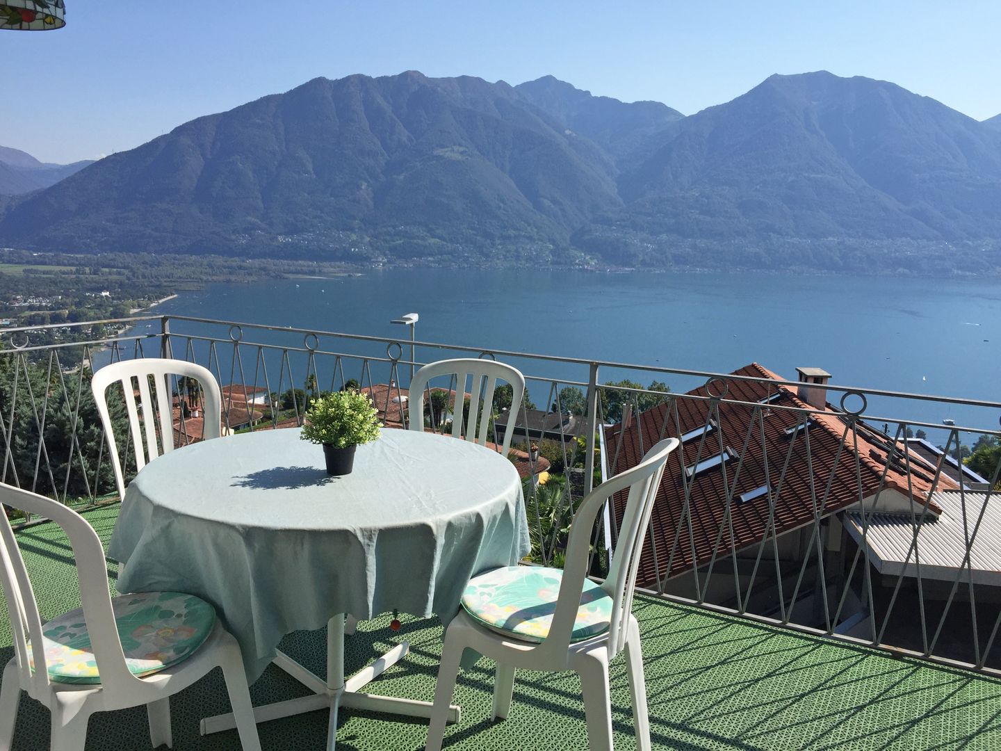 "Schöne Aussichten" bietet Ihnen di   Lago Maggiore