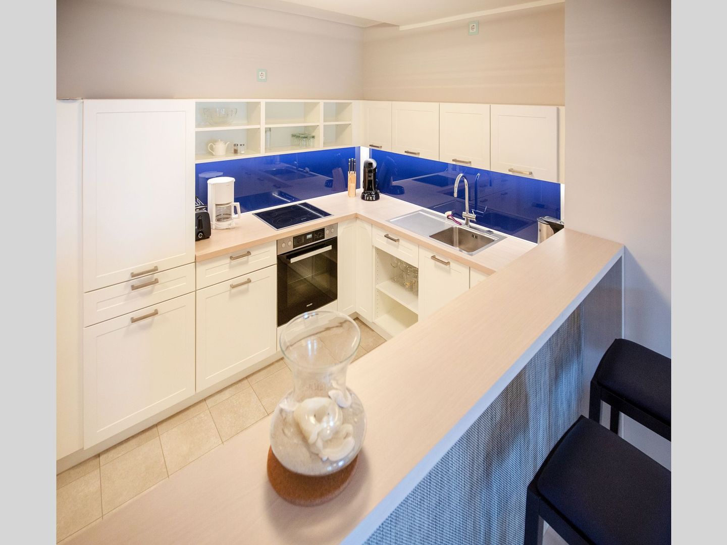 Dünenresidenz Prora Ferienwohnung mit Meerblick, 2 Schlafzimmern, Balkon und Sauna (NP/103) Insel Rügen - Küche / Küchenzeile