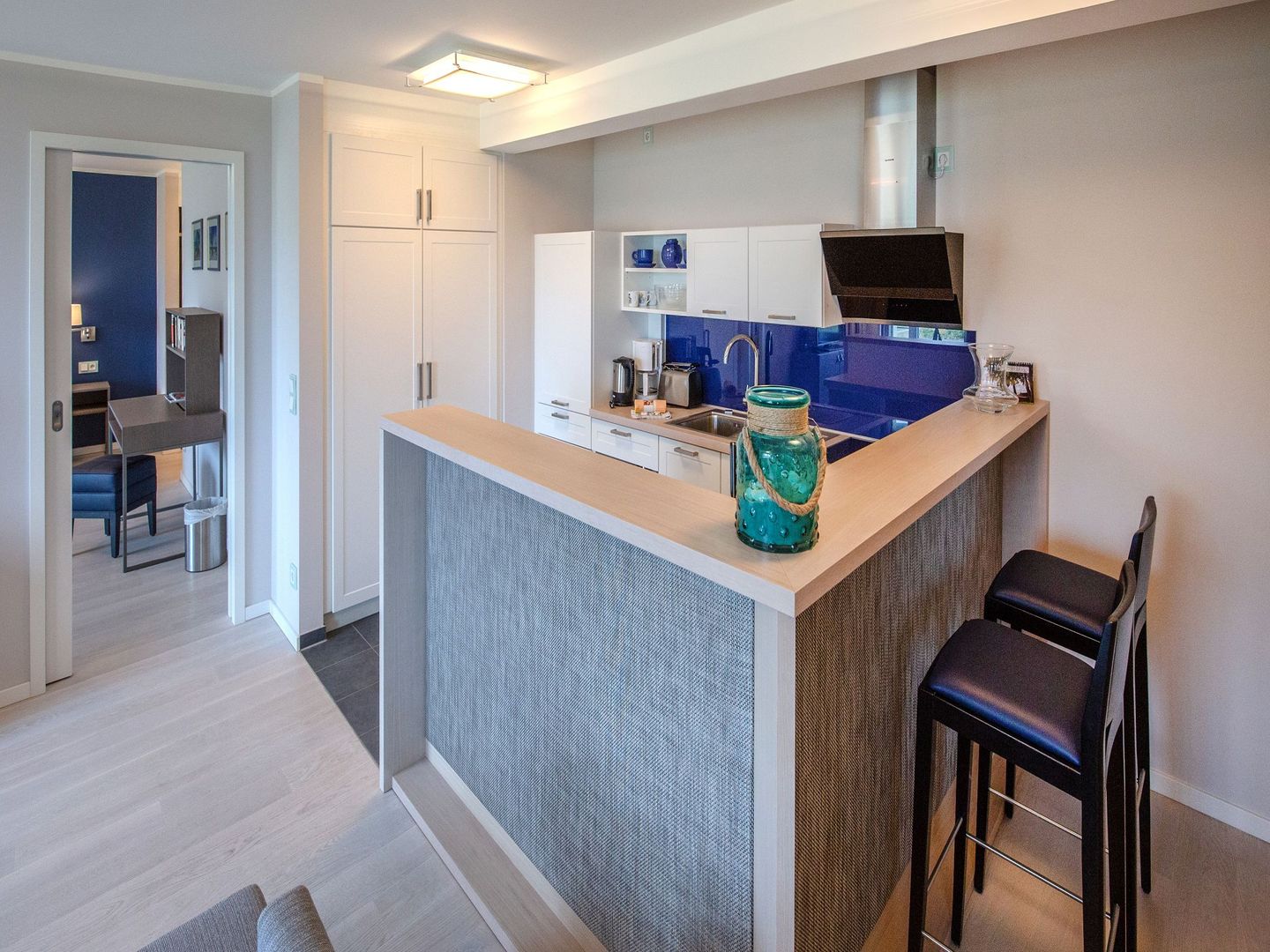 Dünenresidenz Prora Ferienwohnung Azur mit Meerblick, 2 Schlafzimmern und Balkon (NP/203) Insel Rügen - Küche / Küchenzeile