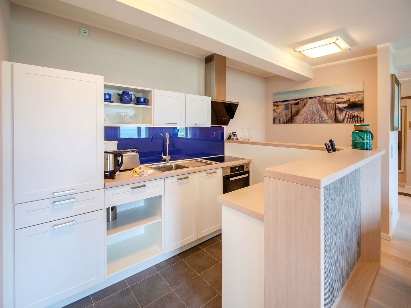 Dünenresidenz Prora Ferienwohnung Azur mit Meerblick, 2 Schlafzimmern und Balkon (NP/203) Insel Rügen - Küche / Küchenzeile