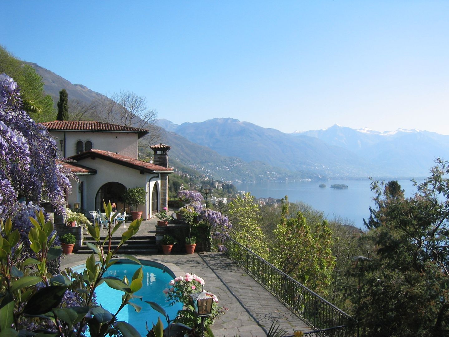 Grosszügiges Ferienhaus mit Pool und 180°  in der Schweiz