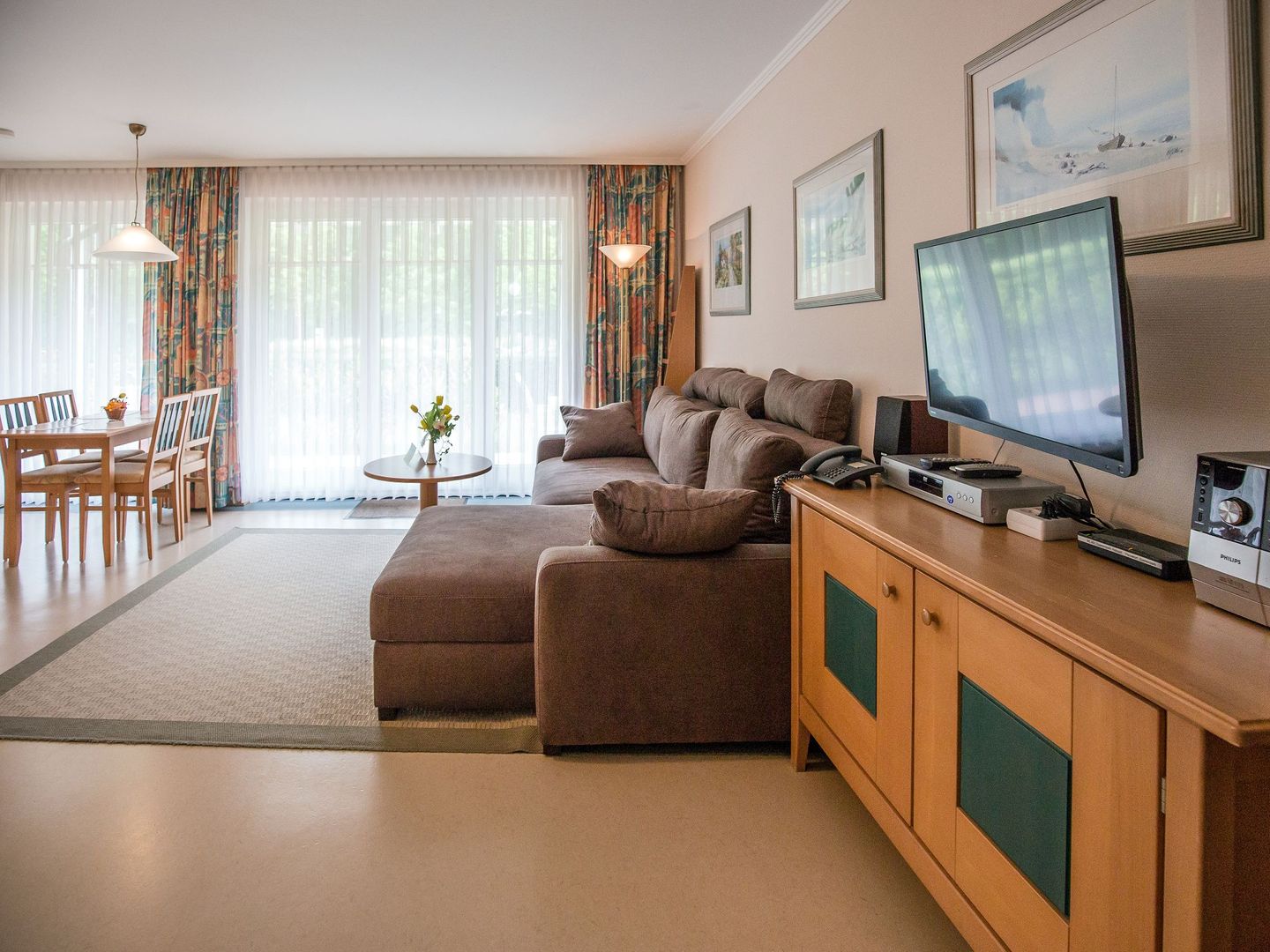 Dünenpark Binz Komfort Ferienwohnung mit 1 Schlafzimmer und Terrasse im Erdgeschoss (002) Insel Rügen - Wohnzimmer