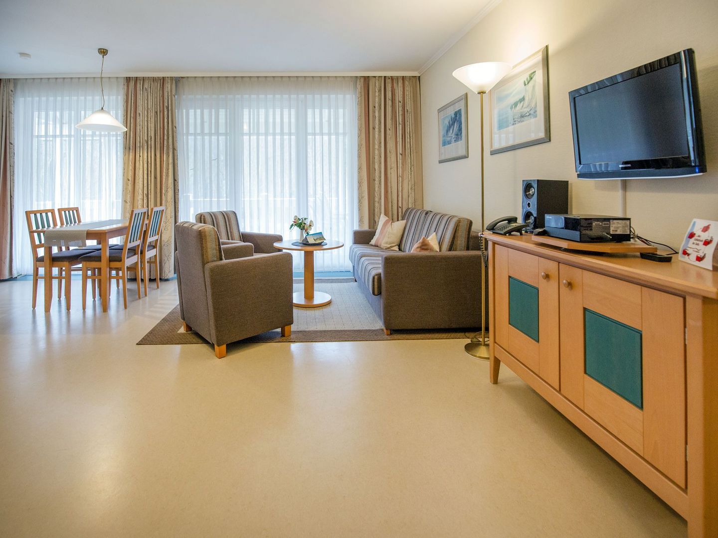 Dünenpark Binz Klassik Ferienwohnung mit 1 Schlafzimmer und Balkon im Obergeschoss (006) Insel Rügen - Wohnzimmer