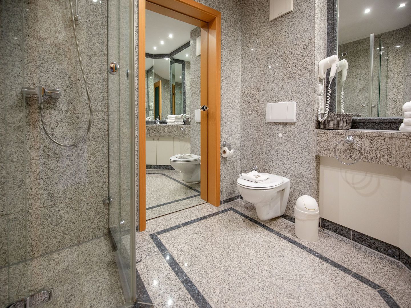 Dünenpark Binz Komfortplus Ferienwohnung mit 1 Schlafzimmer und Balkon im Obergeschoss (007) Insel Rügen - Badezimmer