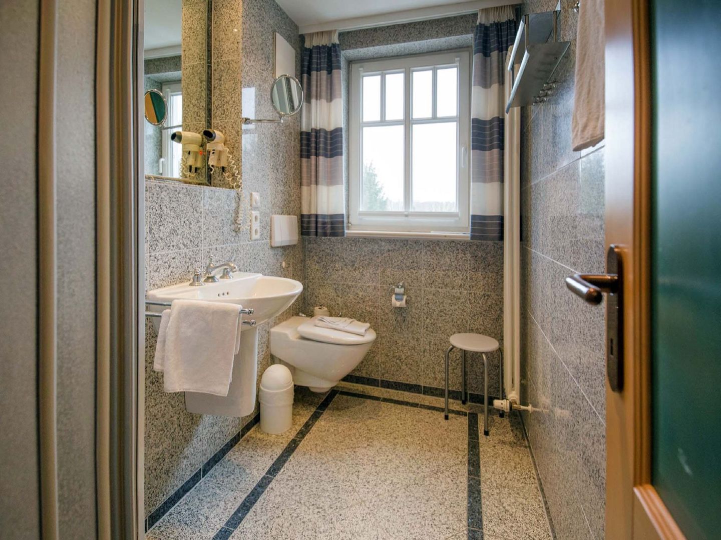 Dünenpark Binz Komfortplus Ferienwohnung mit 2 Schlafzimmern und Balkon im Dachgeschoss (009) Insel Rügen - Badezimmer