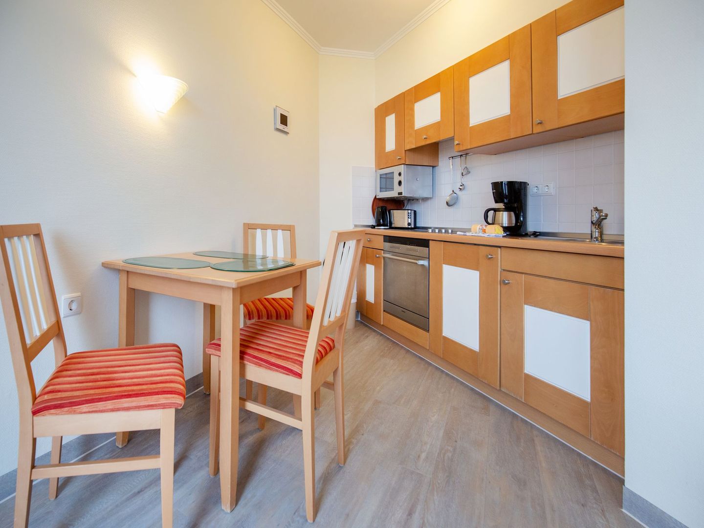 Dünenpark Binz Komfort Ferienwohnung mit 1 Schlafzimmer und Balkon im Dachgeschoss (011) Insel Rügen - Küche / Küchenzeile