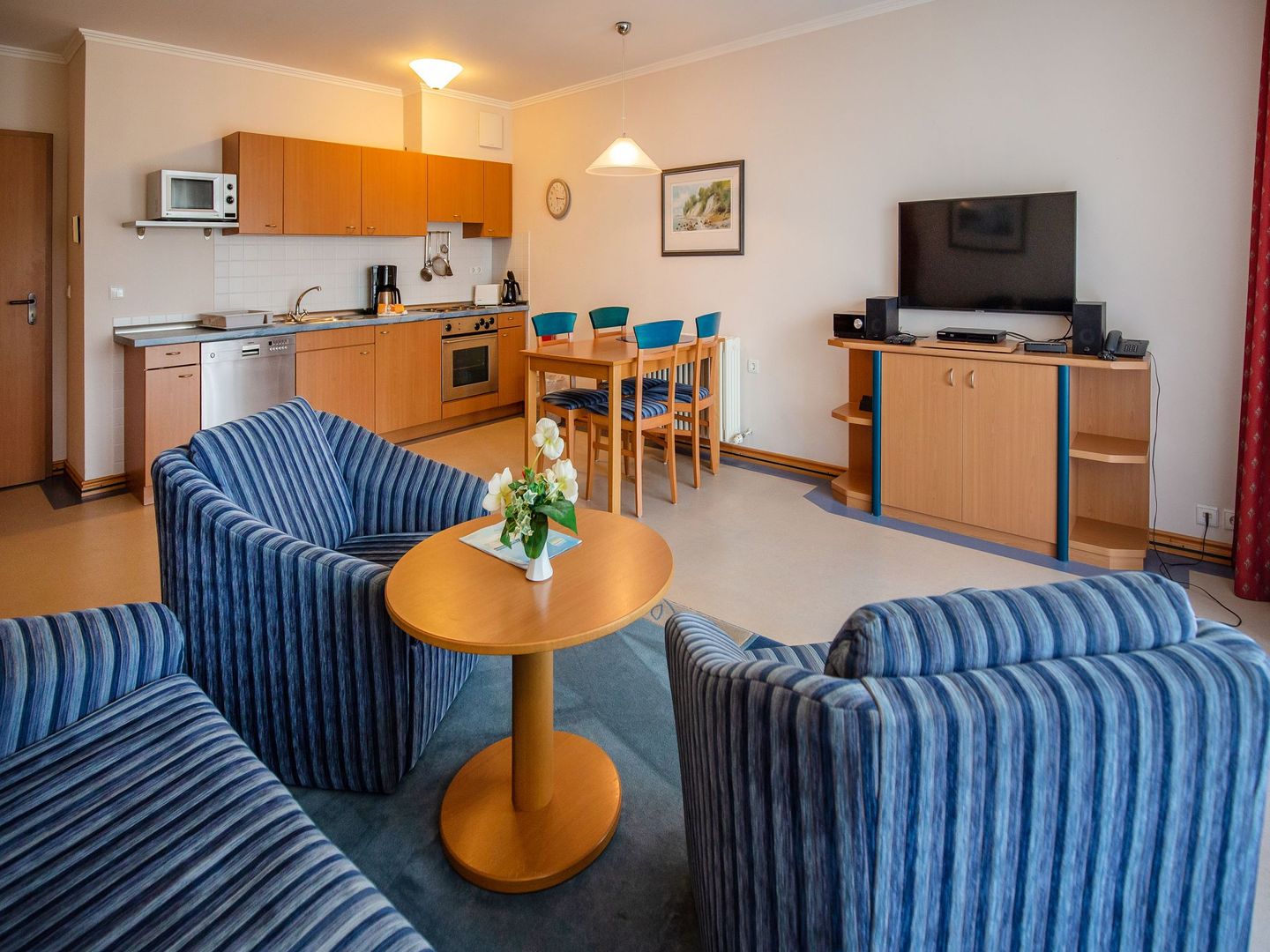 Dünenpark Binz Klassik Ferienwohnung mit 1 Schlafzimmer und Balkon im Obergeschoss (018) Insel Rügen - Wohnzimmer