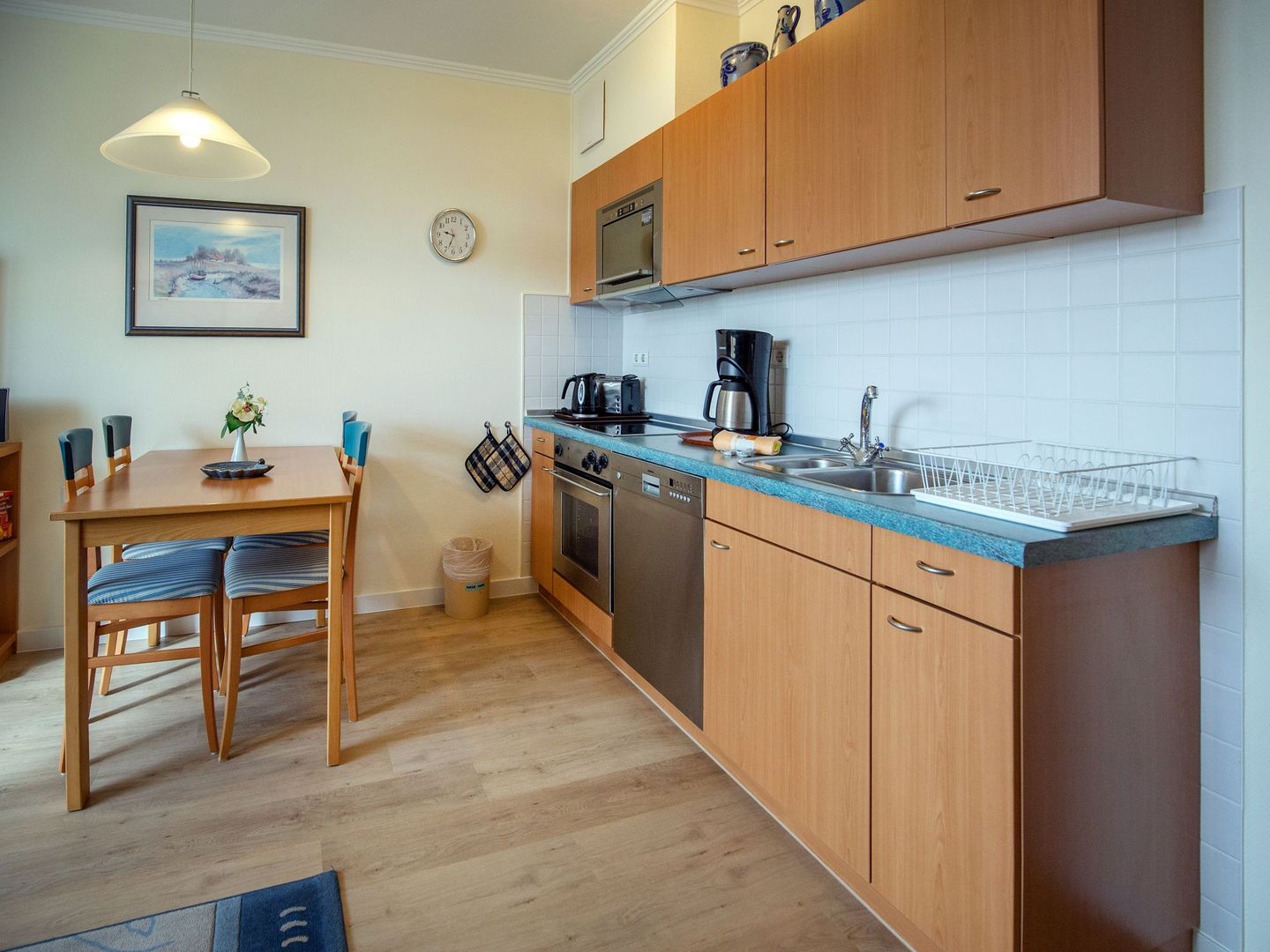 Dünenpark Binz Komfort Ferienwohnung mit 1 Schlafzimmer und Balkon im Dachgeschoss (023) Insel Rügen - Küche / Küchenzeile