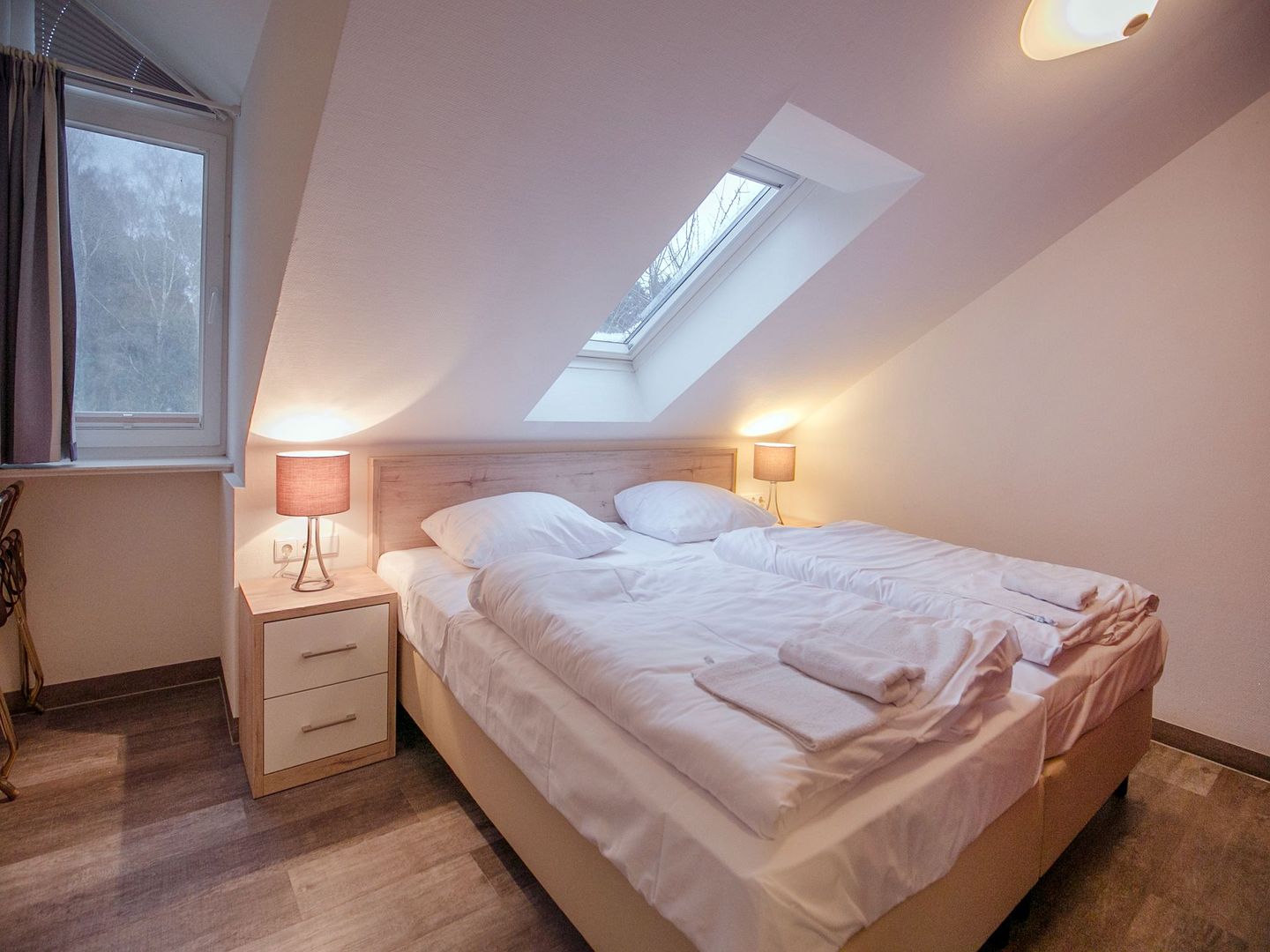 Dünenpark Binz Komfortplus Ferienwohnung mit 2 Schlafzimmern und Balkon im Dachgeschoss (032) Insel Rügen - Schlafzimmer