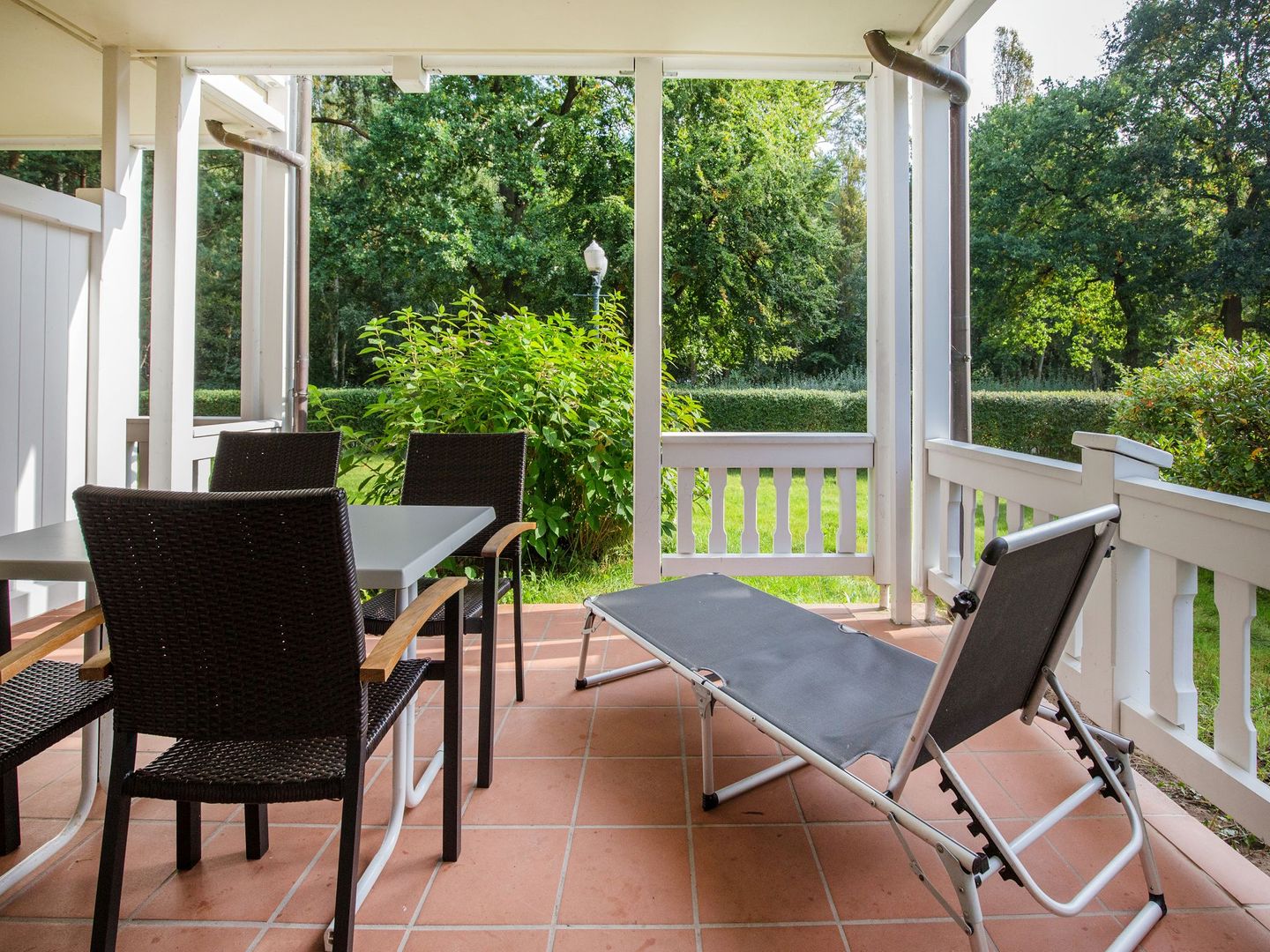 Dünenpark Binz Komfortplus Ferienwohnung mit 1 Schlafzimmer und Terrasse im Erdgeschoss (033) Insel Rügen - Terrasse