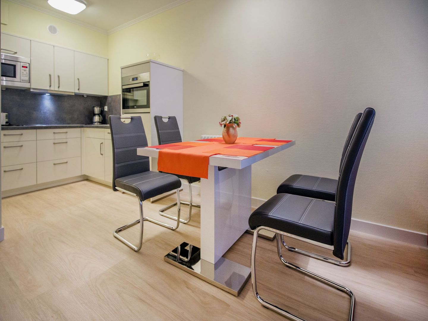 Dünenpark Binz Komfortplus Ferienwohnung mit 1 Schlafzimmer und Terrasse im Erdgeschoss (042) Insel Rügen - Küche / Küchenzeile