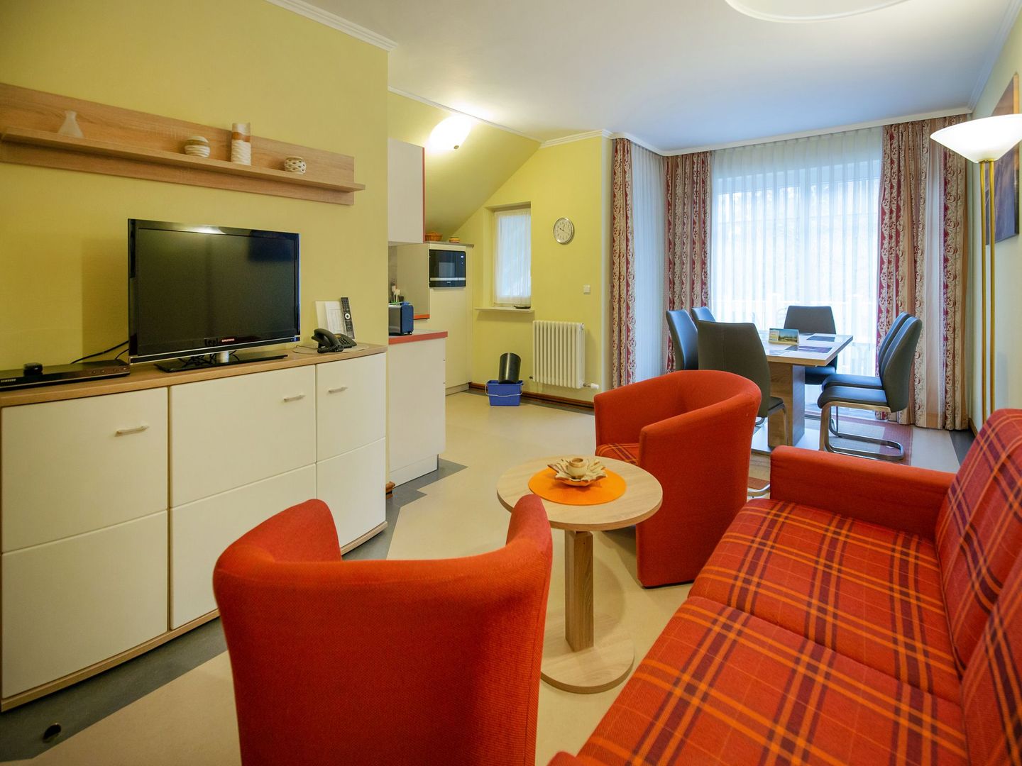 Dünenpark Binz Komfortplus Ferienwohnung mit 2 Schlafzimmern und Balkon im Dachgeschoss (048) Insel Rügen - Wohnzimmer