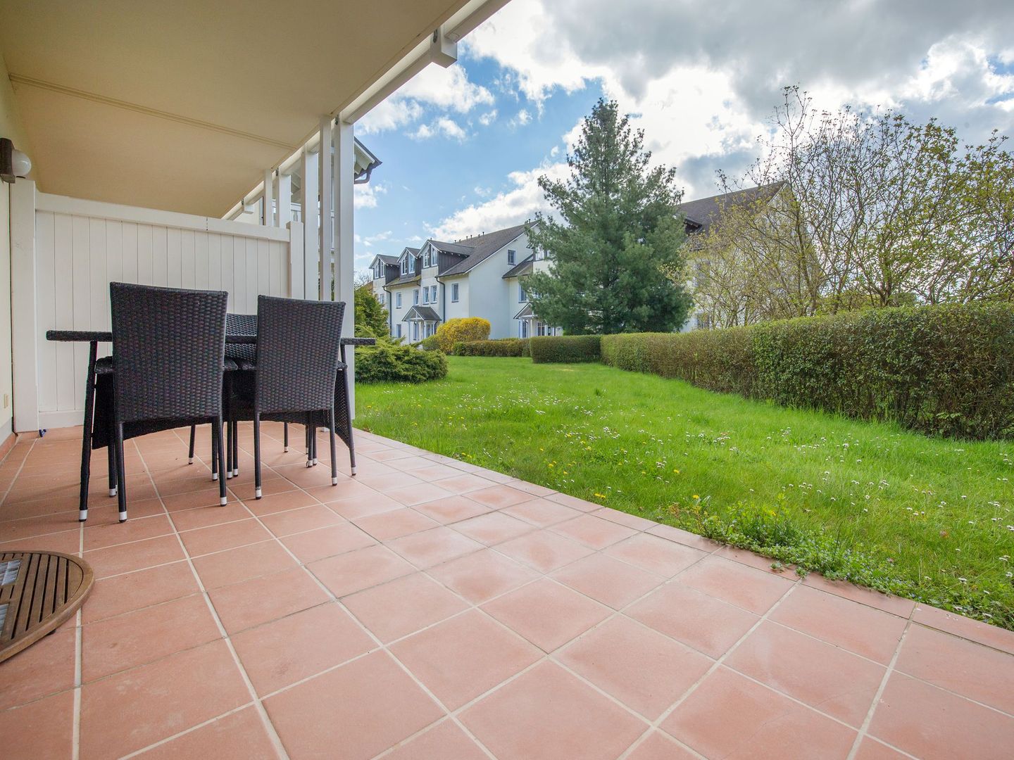 Dünenpark Binz Komfortplus Ferienwohnung mit 1 Schlafzimmer und Terrasse im Erdgeschoss (063) Insel Rügen - Terrasse