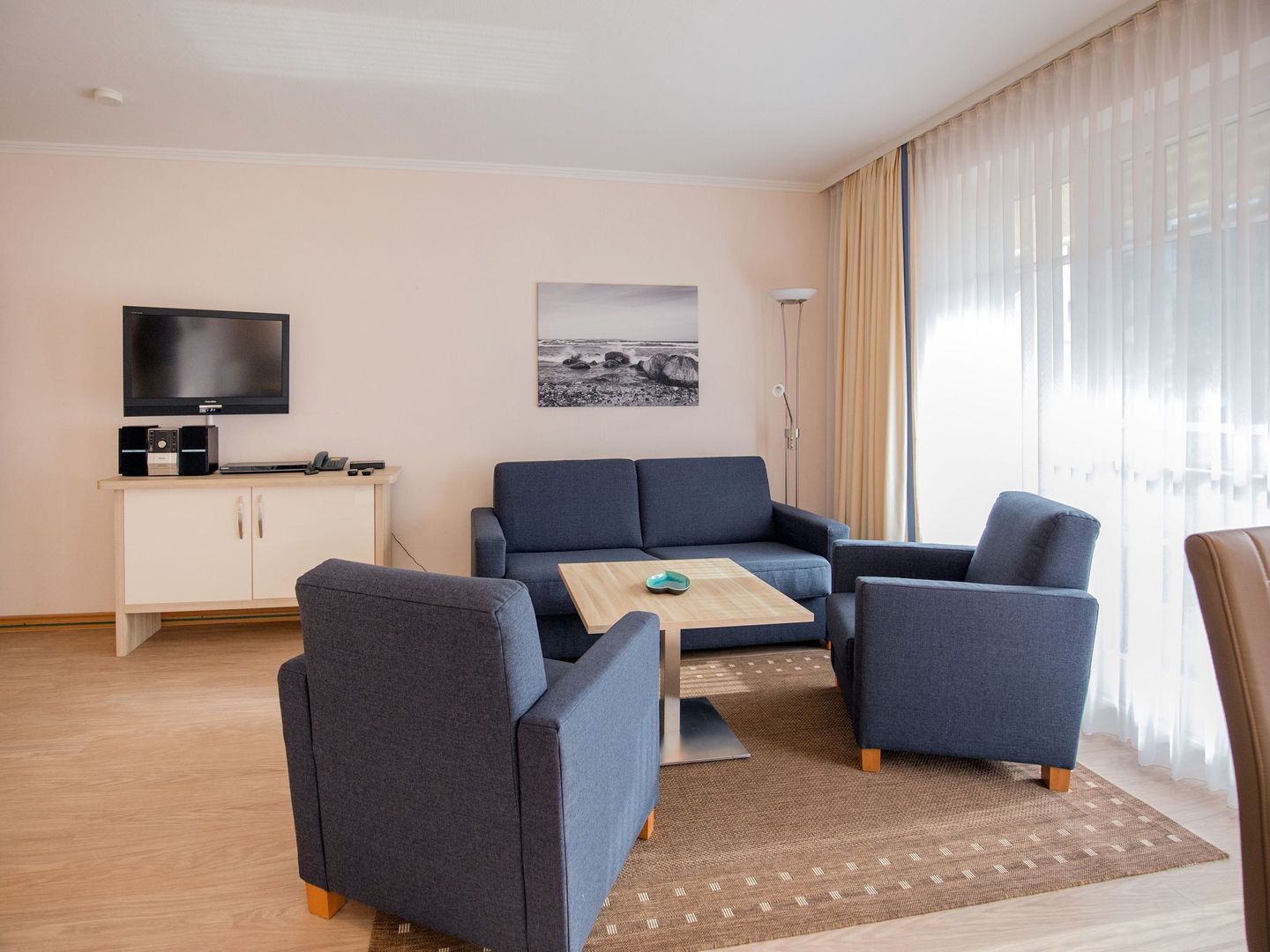 Dünenpark Binz Komfortplus Ferienwohnung mit 1 Schlafzimmer und Terrasse im Erdgeschoss (063) Insel Rügen - Wohnzimmer