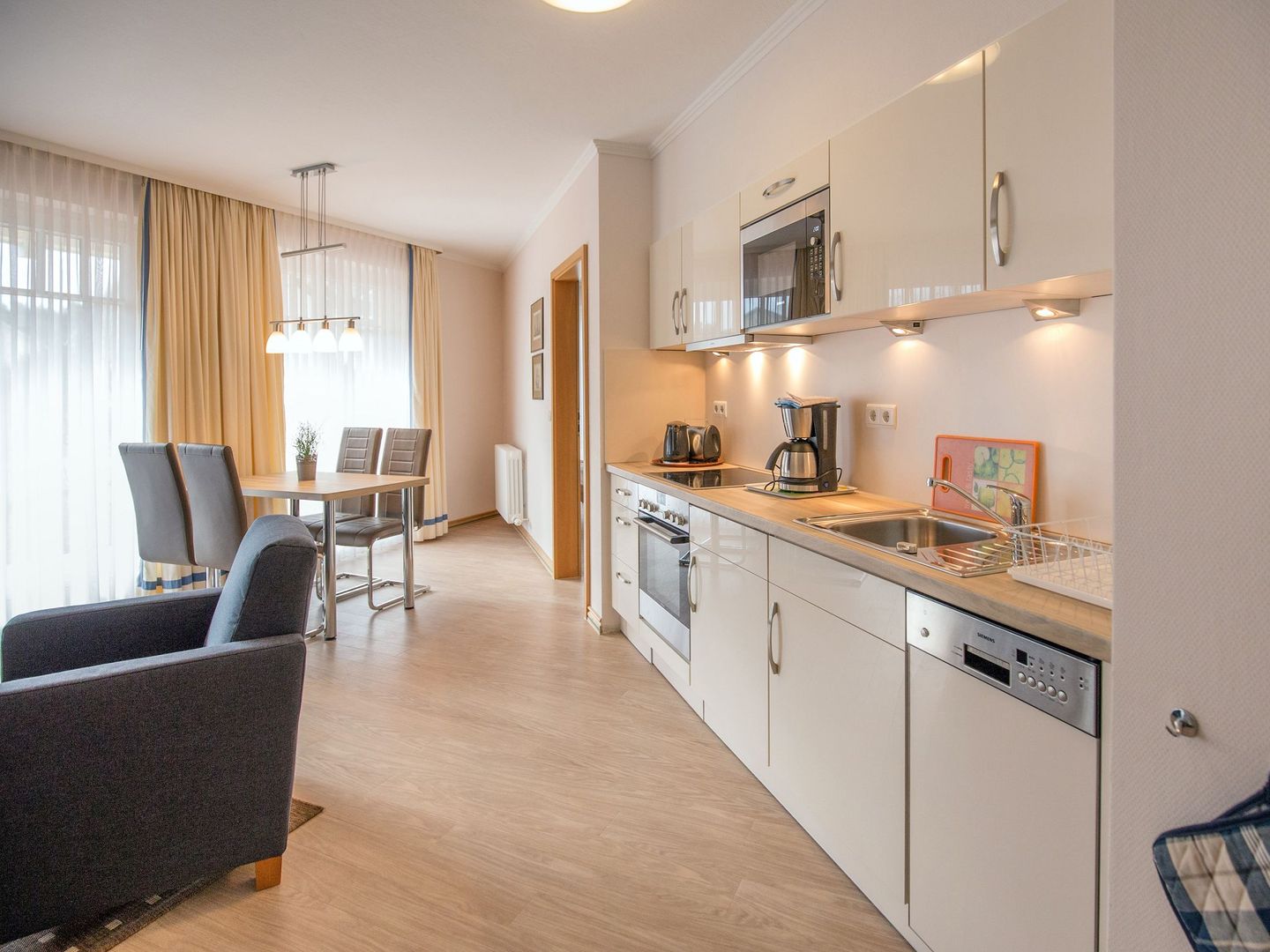 Dünenpark Binz Komfortplus Ferienwohnung mit 1 Schlafzimmer und Terrasse im Erdgeschoss (063) Insel Rügen - Küche / Küchenzeile
