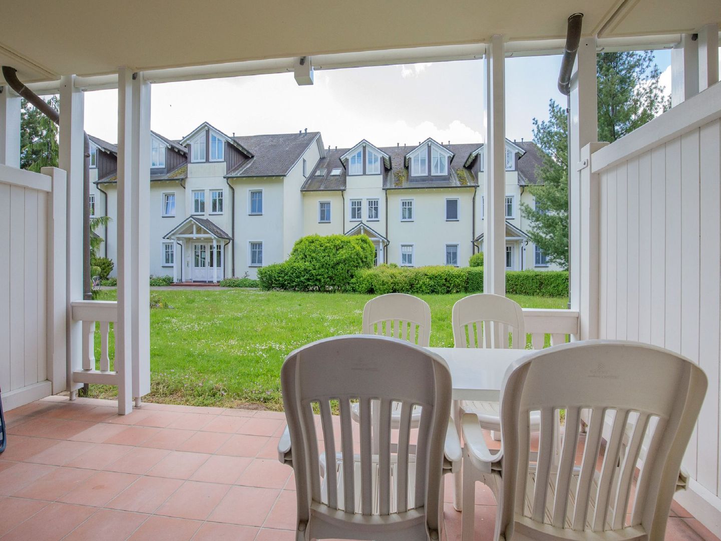 Dünenpark Binz Komfort Ferienwohnung mit 1 Schlafzimmer und Terrasse im Erdgeschoss (075) Insel Rügen - Terrasse