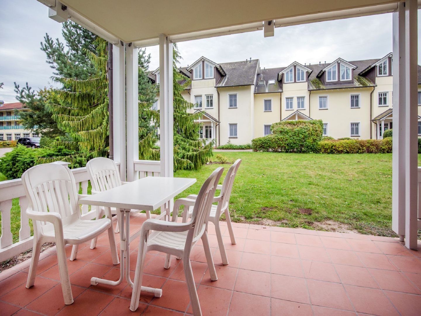 Dünenpark Binz Komfort Ferienwohnung mit 1 Schlafzimmer und Terrasse im Erdgeschoss (076) Insel Rügen - Terrasse