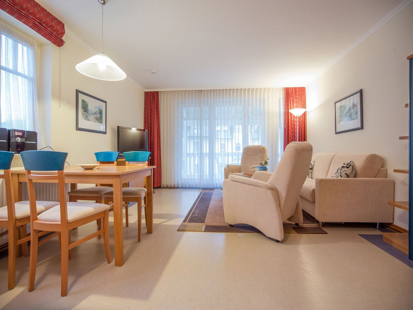 Dünenpark Binz Komfort Ferienwohnung mit 1 Schlafzimmer und Balkon im Obergeschoss (080) Insel Rügen - Wohnzimmer