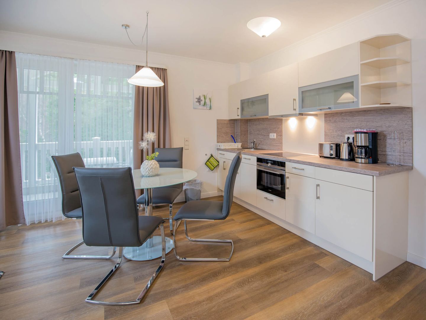 Dünenpark Binz Komfortplus 1-Raum-Ferienwohnung mit Balkon im Dachgeschoss (095) Insel Rügen - Küche / Küchenzeile