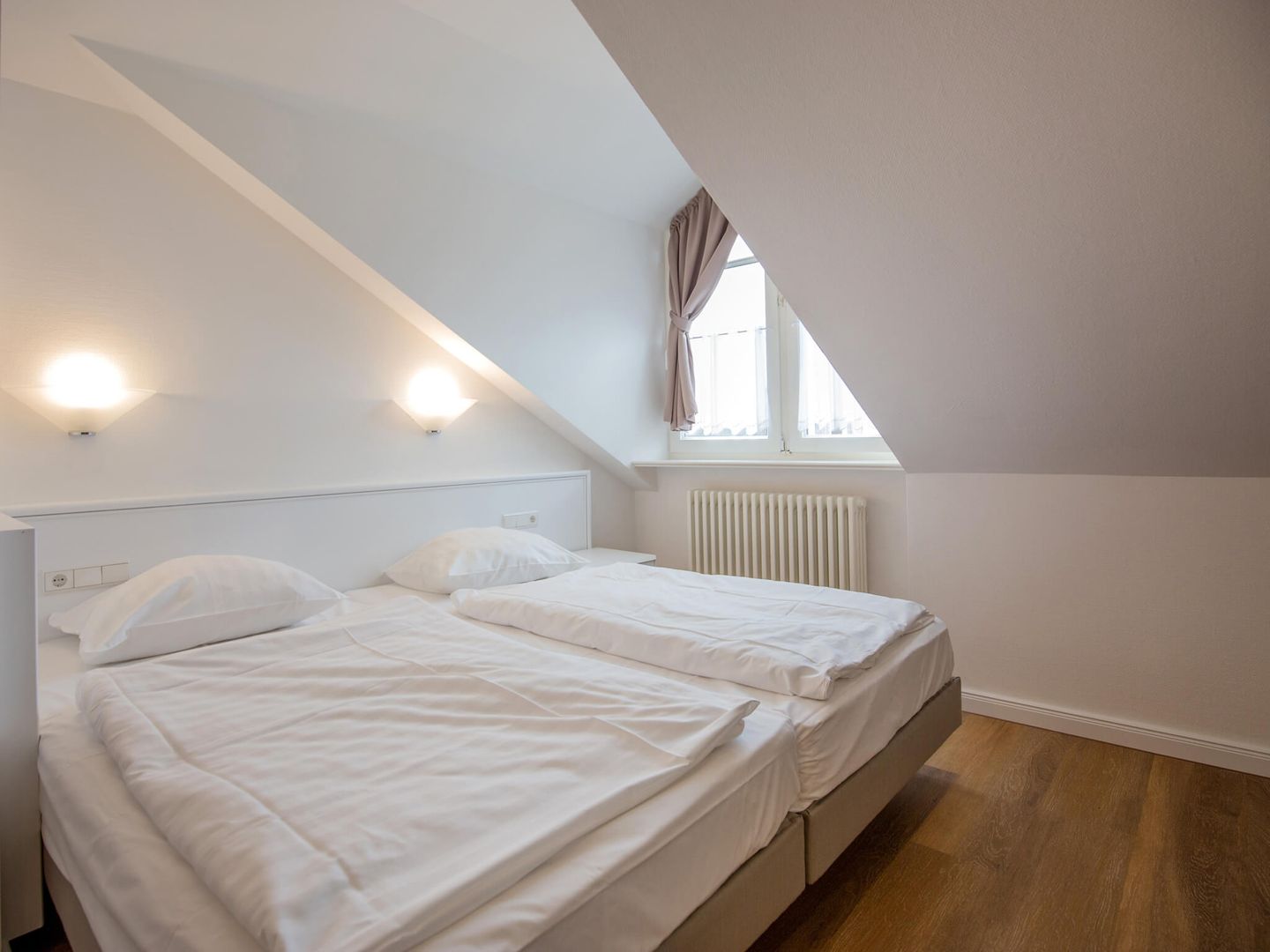 Dünenpark Binz Komfortplus 1-Raum-Ferienwohnung mit Balkon im Dachgeschoss (095) Insel Rügen - Schlafzimmer