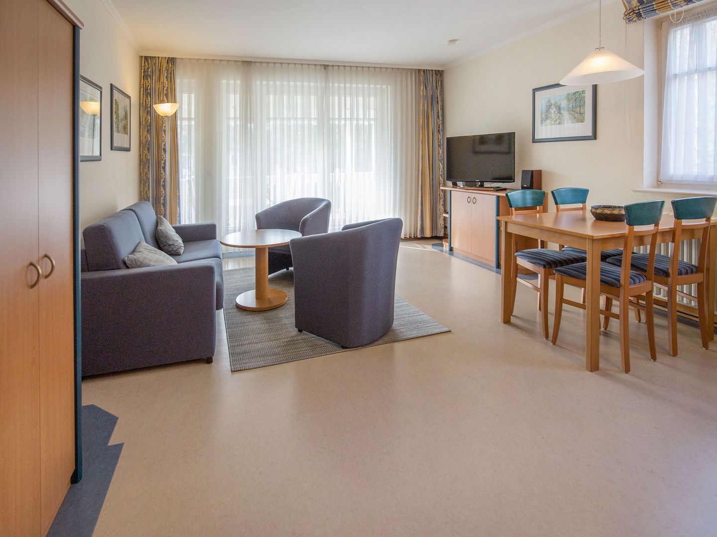 Dünenpark Binz Komfort Ferienwohnung mit 1 Schlafzimmer und Balkon im Obergeschoss (103) Insel Rügen - Wohnzimmer