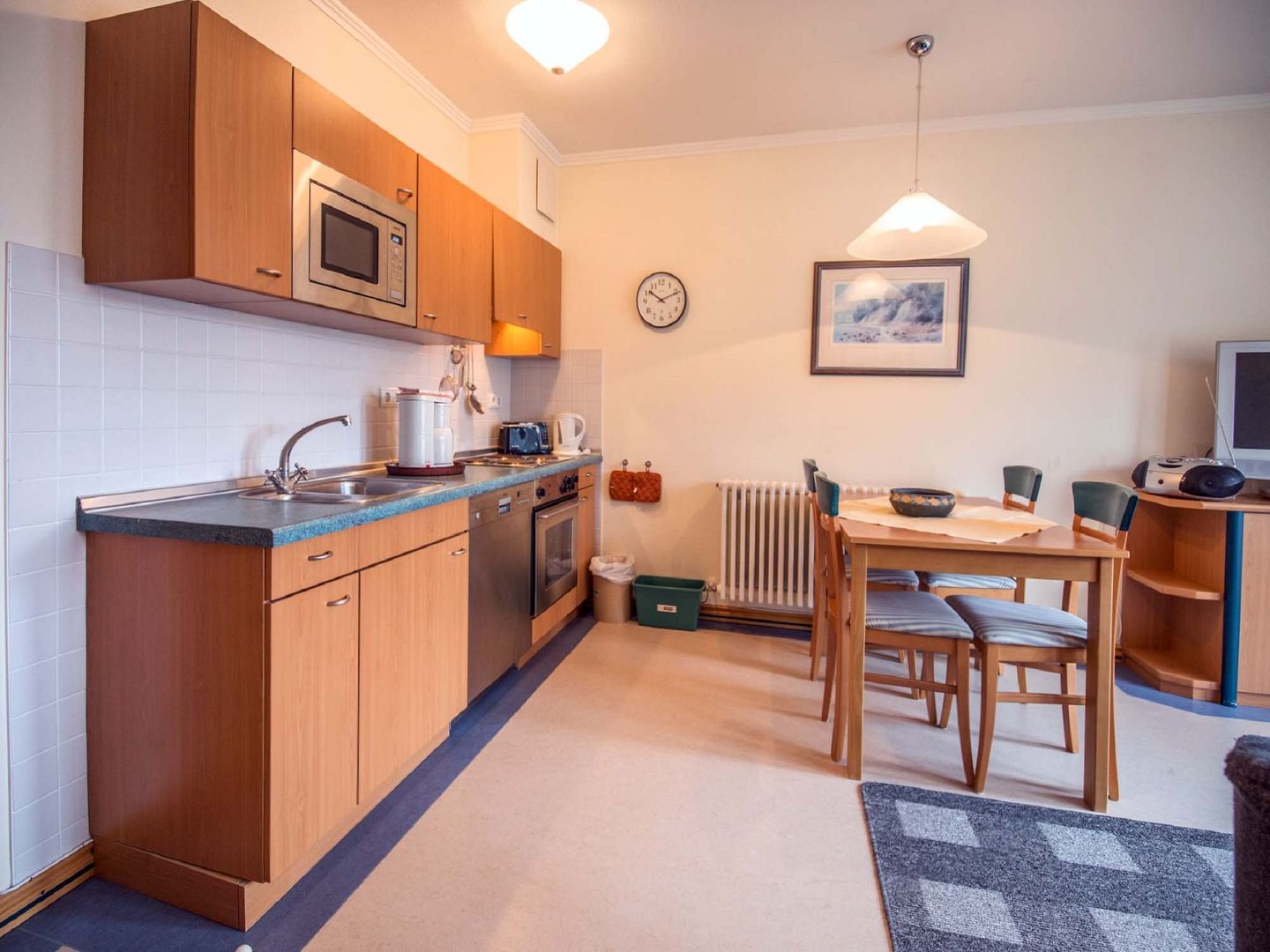 Dünenpark Binz Budget Ferienwohnung mit 1 Schlafzimmer und Balkon im Dachgeschoss (110) Insel Rügen - Küche / Küchenzeile