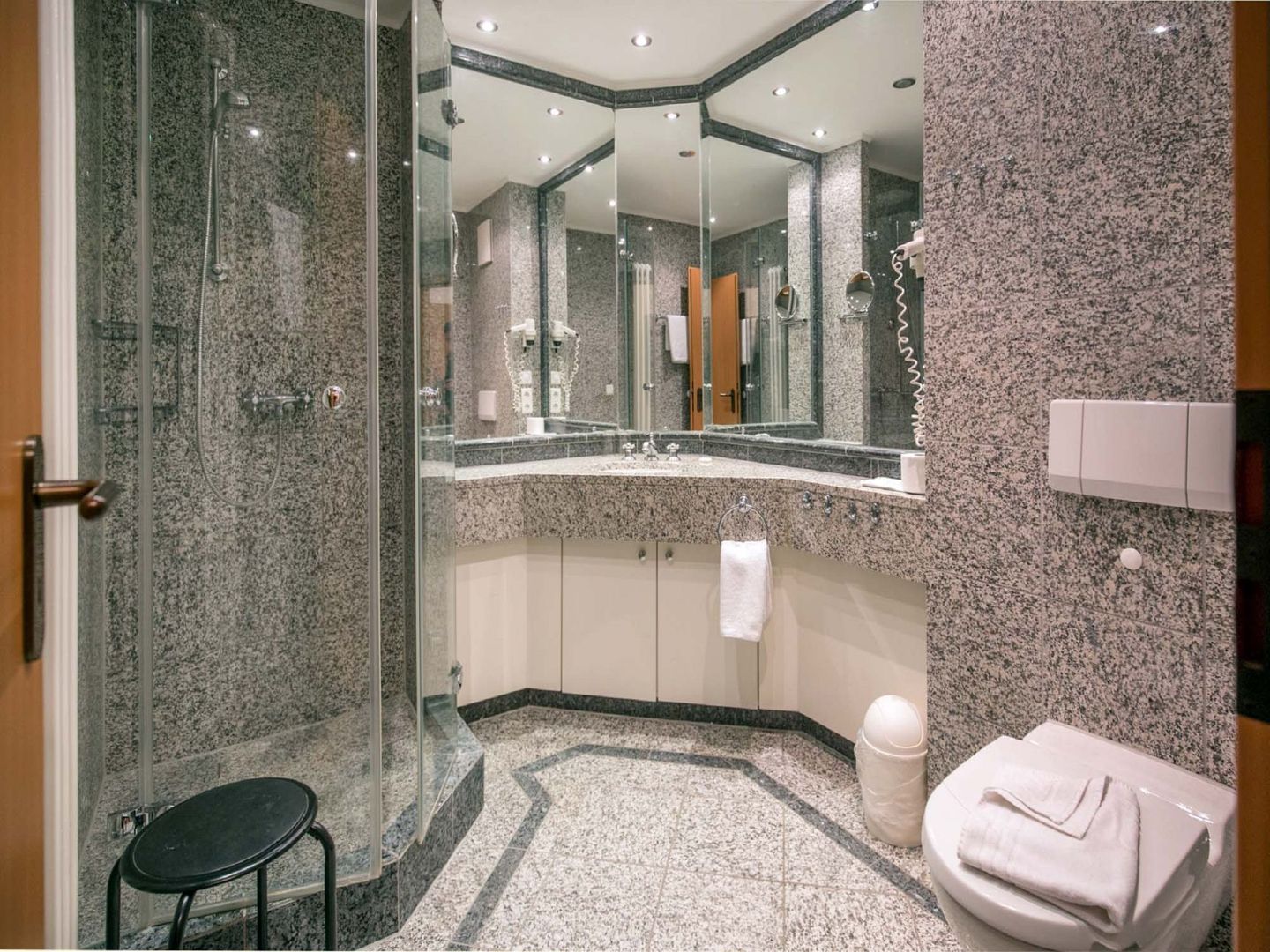 Dünenpark Binz Budget Ferienwohnung mit 1 Schlafzimmer und Balkon im Dachgeschoss (110) Insel Rügen - Badezimmer