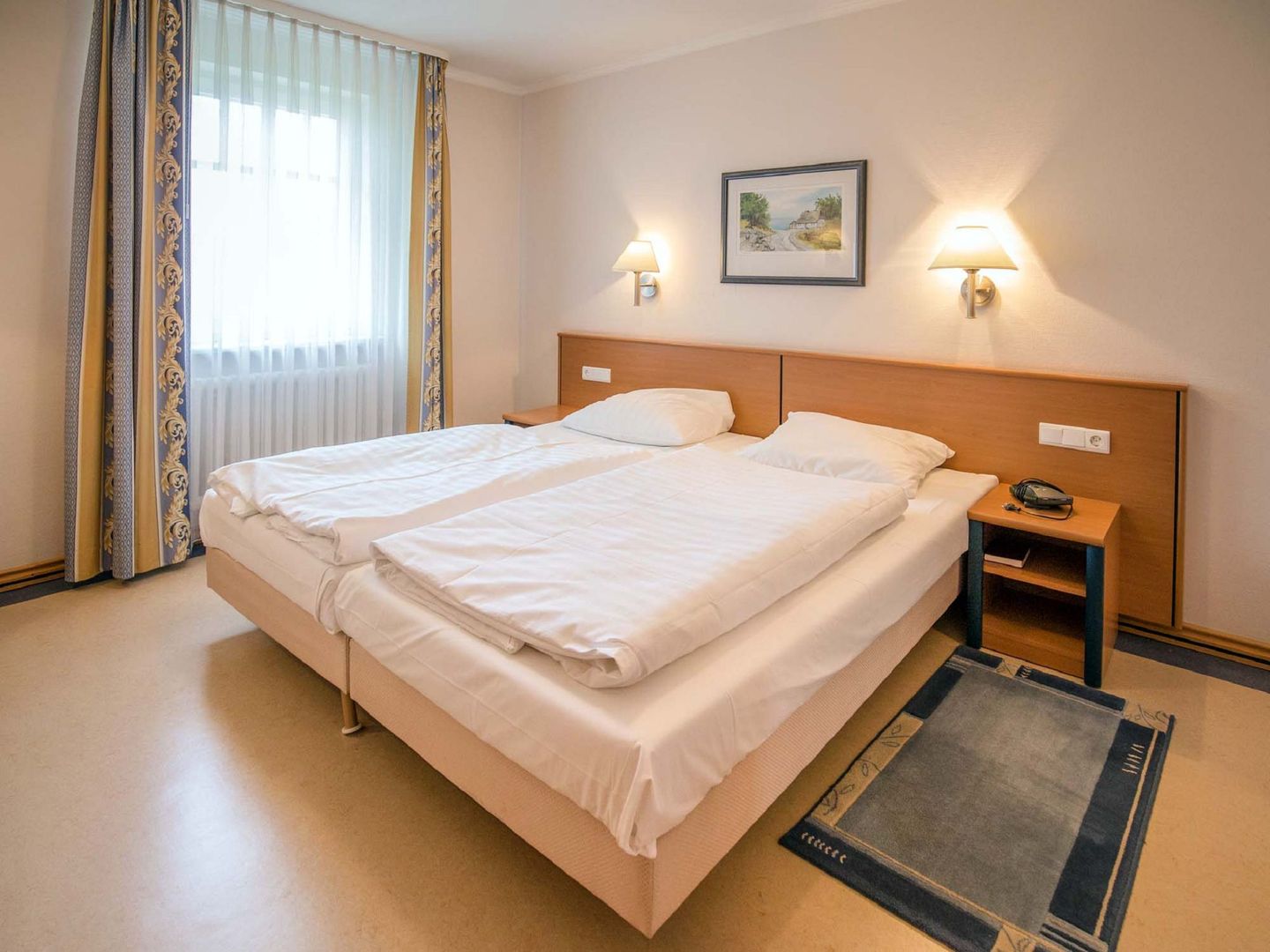 Dünenpark Binz Komfort Ferienwohnung mit 1 Schlafzimmer und Balkon im Obergeschoss (106) Insel Rügen - Schlafzimmer