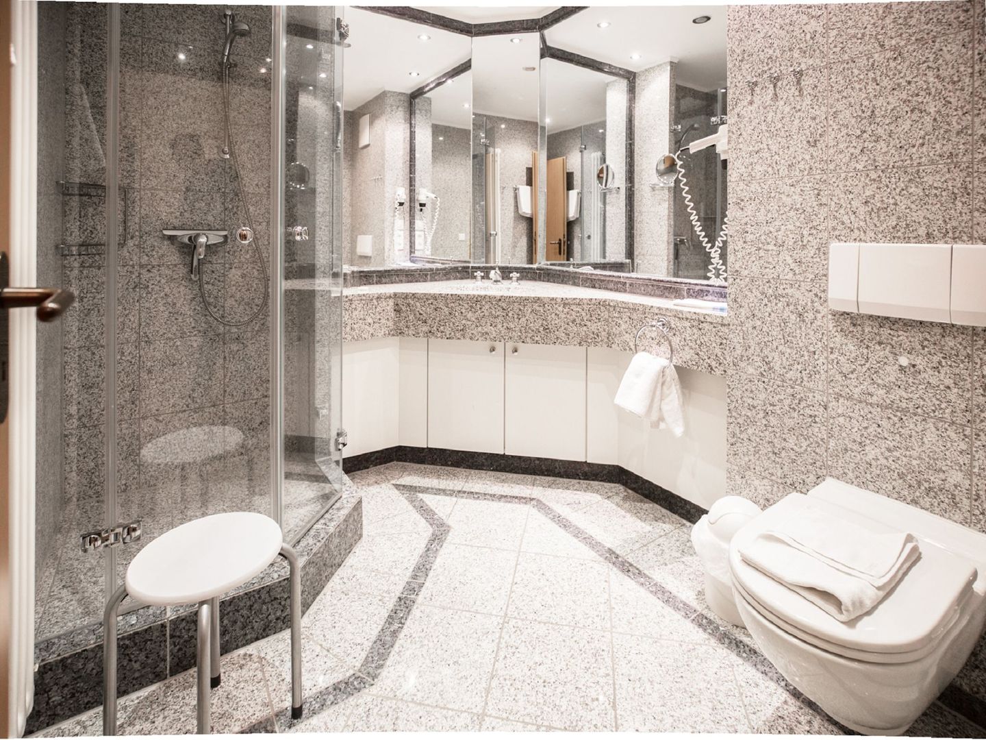 Dünenpark Binz Komfortplus Ferienwohnung mit 1 Schlafzimmer und Balkon im Dachgeschoss (112) Insel Rügen - Badezimmer