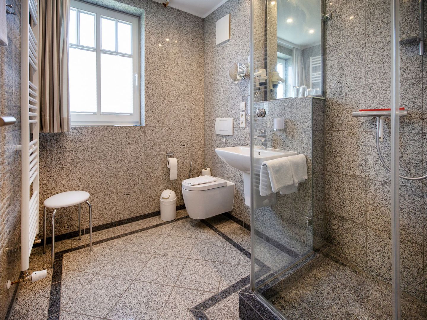 Dünenpark Binz Komfortplus Ferienwohnung mit 1 Schlafzimmer und Balkon im Dachgeschoss (114) Insel Rügen - Badezimmer