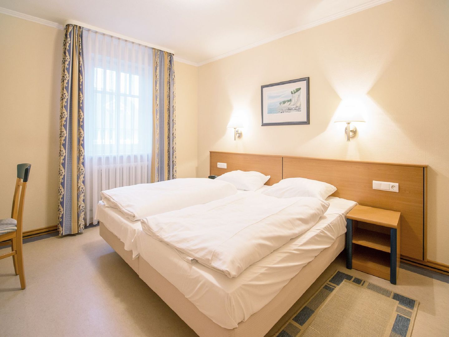 Dünenpark Binz Komfort Ferienwohnung mit 1 Schlafzimmer und Balkon im Obergeschoss (120) Insel Rügen - Schlafzimmer