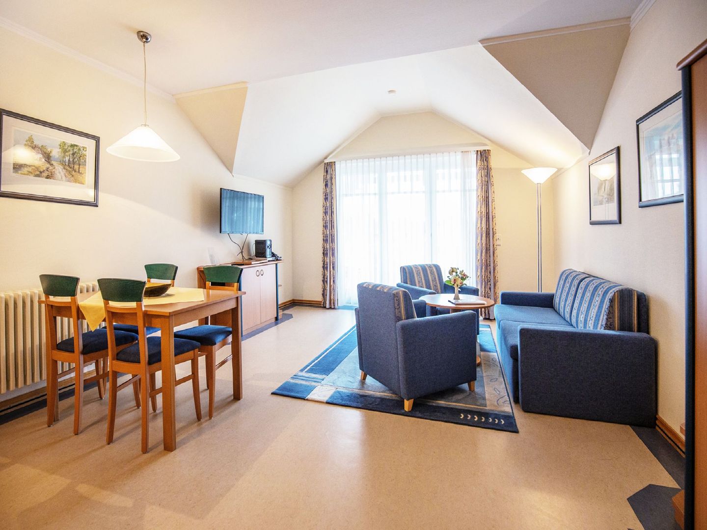 Dünenpark Binz Komfort Ferienwohnung mit 1 Schlafzimmer und Balkon im Dachgeschoss (124) Insel Rügen - Wohnzimmer