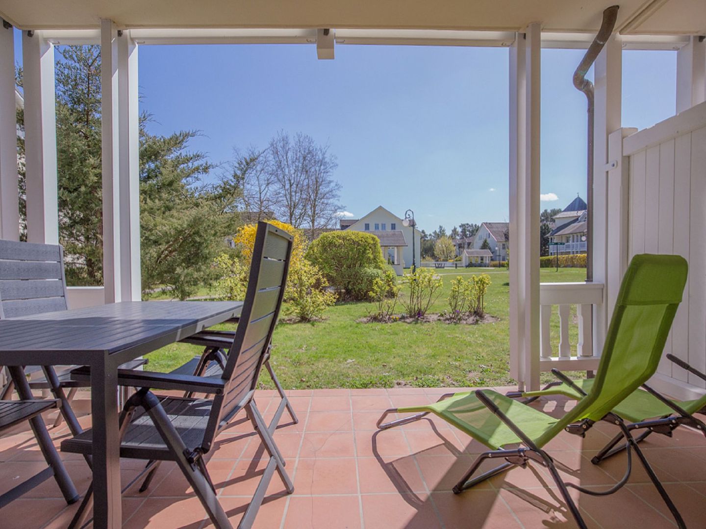 Dünenpark Binz Komfort Ferienwohnung mit 1 Schlafzimmer und Terrasse im Erdgeschoss (118) Insel Rügen - Terrasse