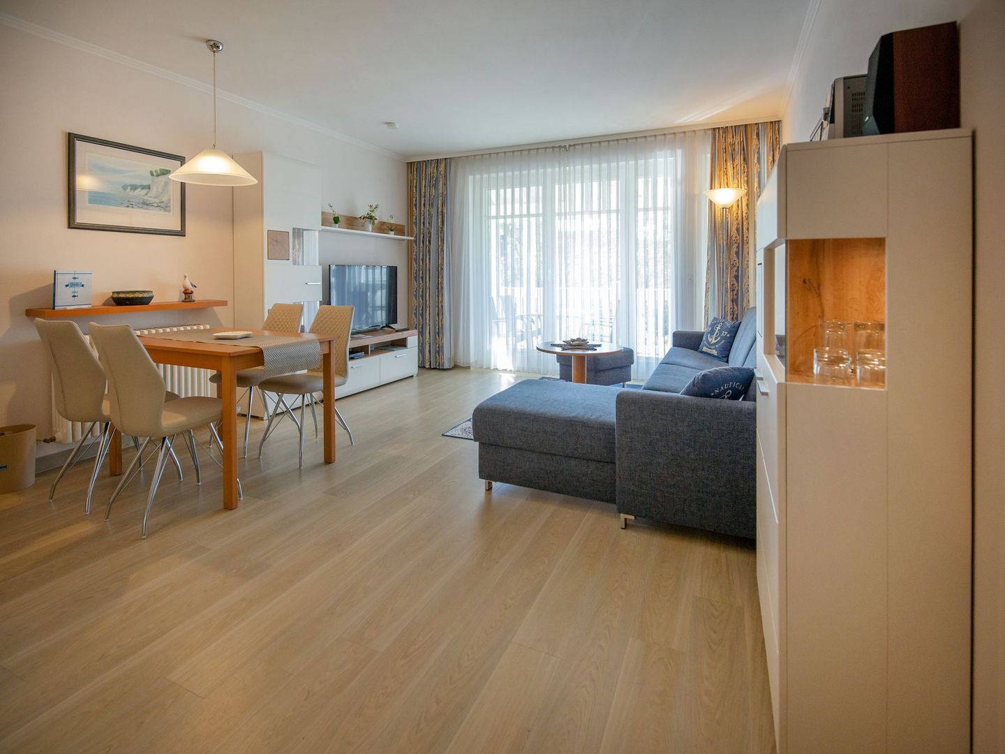 Dünenpark Binz Komfortplus Ferienwohnung mit 1 Schlafzimmer und Balkon im Obergeschoss (122) Insel Rügen - Wohnzimmer