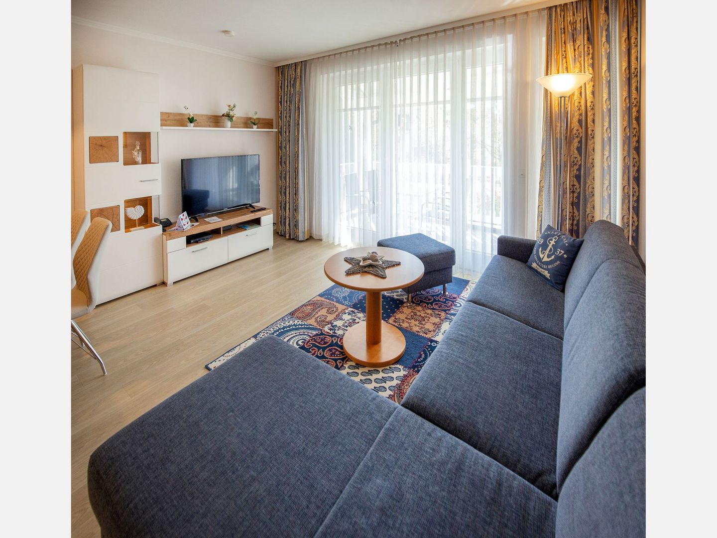 Dünenpark Binz Komfortplus Ferienwohnung mit 1 Schlafzimmer und Balkon im Obergeschoss (122) Insel Rügen - Wohnzimmer