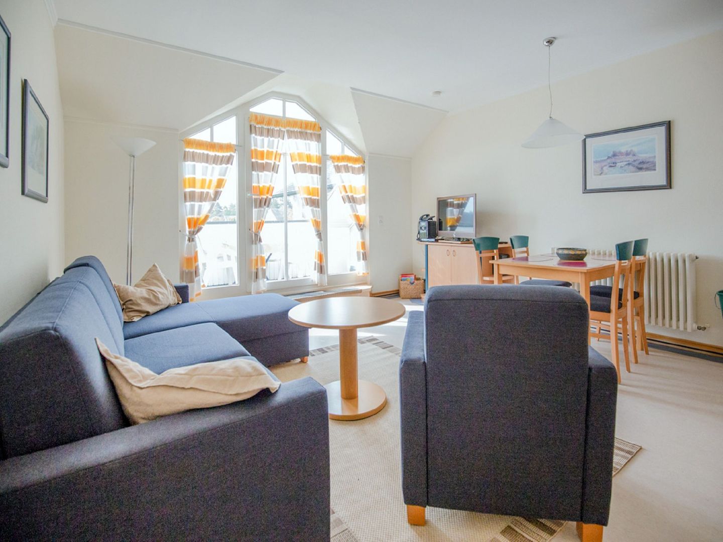 Dünenpark Binz Klassik Ferienwohnung mit 1 Schlafzimmer und Balkon im Dachgeschoss (125) Insel Rügen - Wohnzimmer