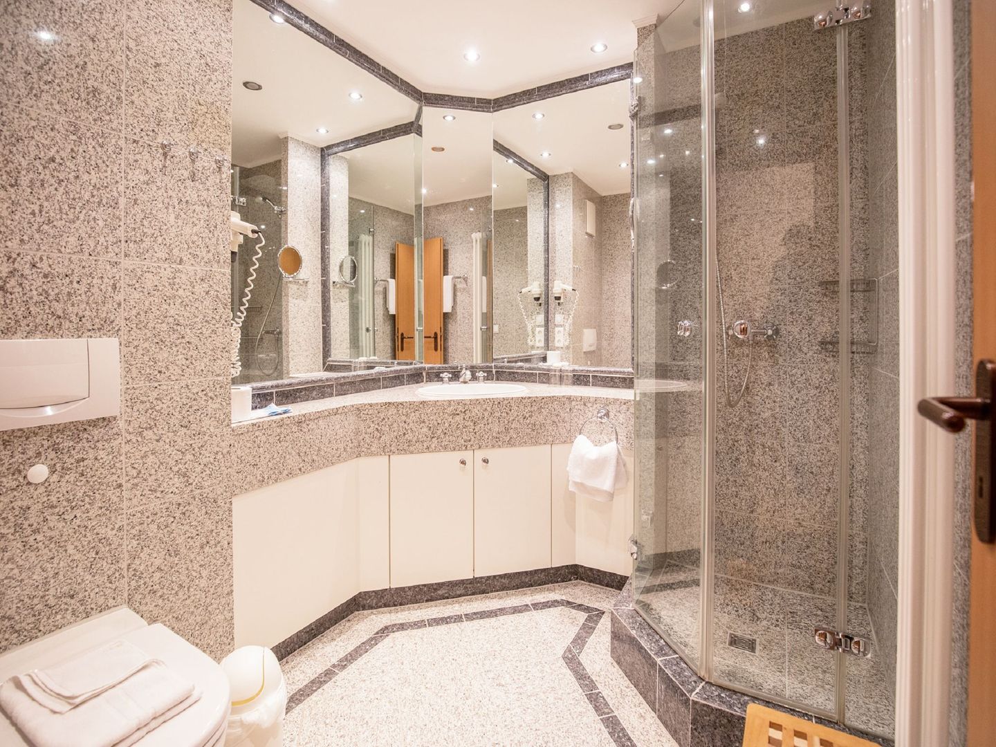 Dünenpark Binz Klassik Ferienwohnung mit 1 Schlafzimmer und Balkon im Dachgeschoss (125) Insel Rügen - Badezimmer