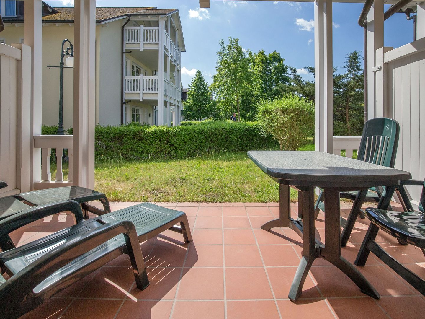 Dünenpark Binz Komfortplus Ferienwohnung mit 1 Schlafzimmer und Terrasse im Erdgeschoss (128) Insel Rügen - Terrasse