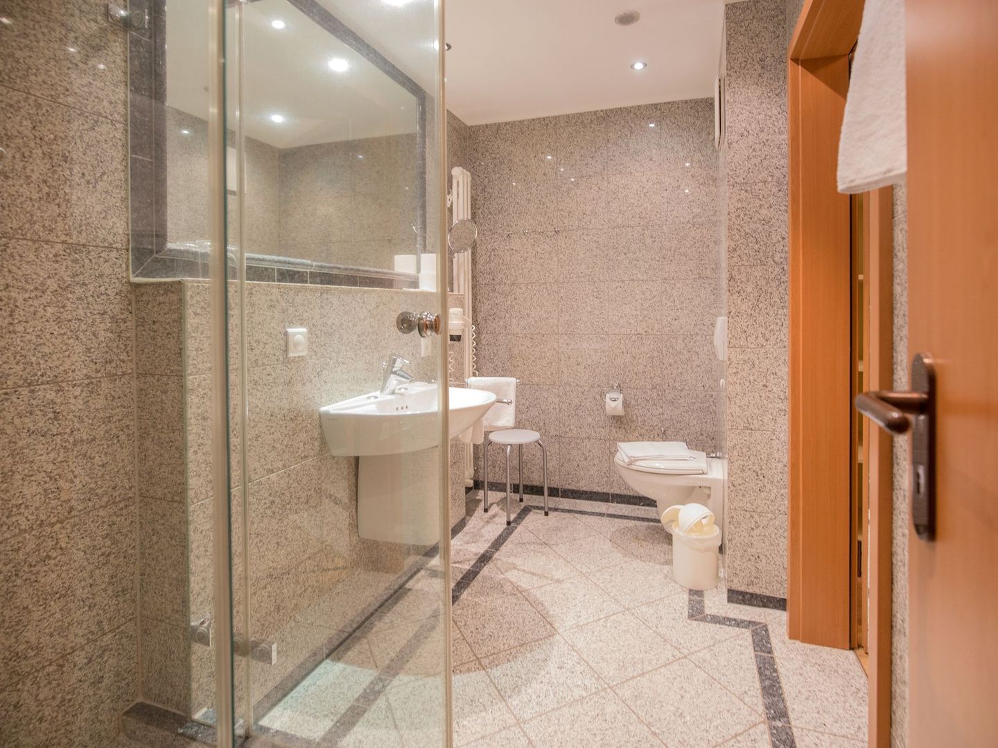 Dünenpark Binz Komfortplus Ferienwohnung mit 1 Schlafzimmer und Balkon im Obergeschoss (131) Insel Rügen - Badezimmer