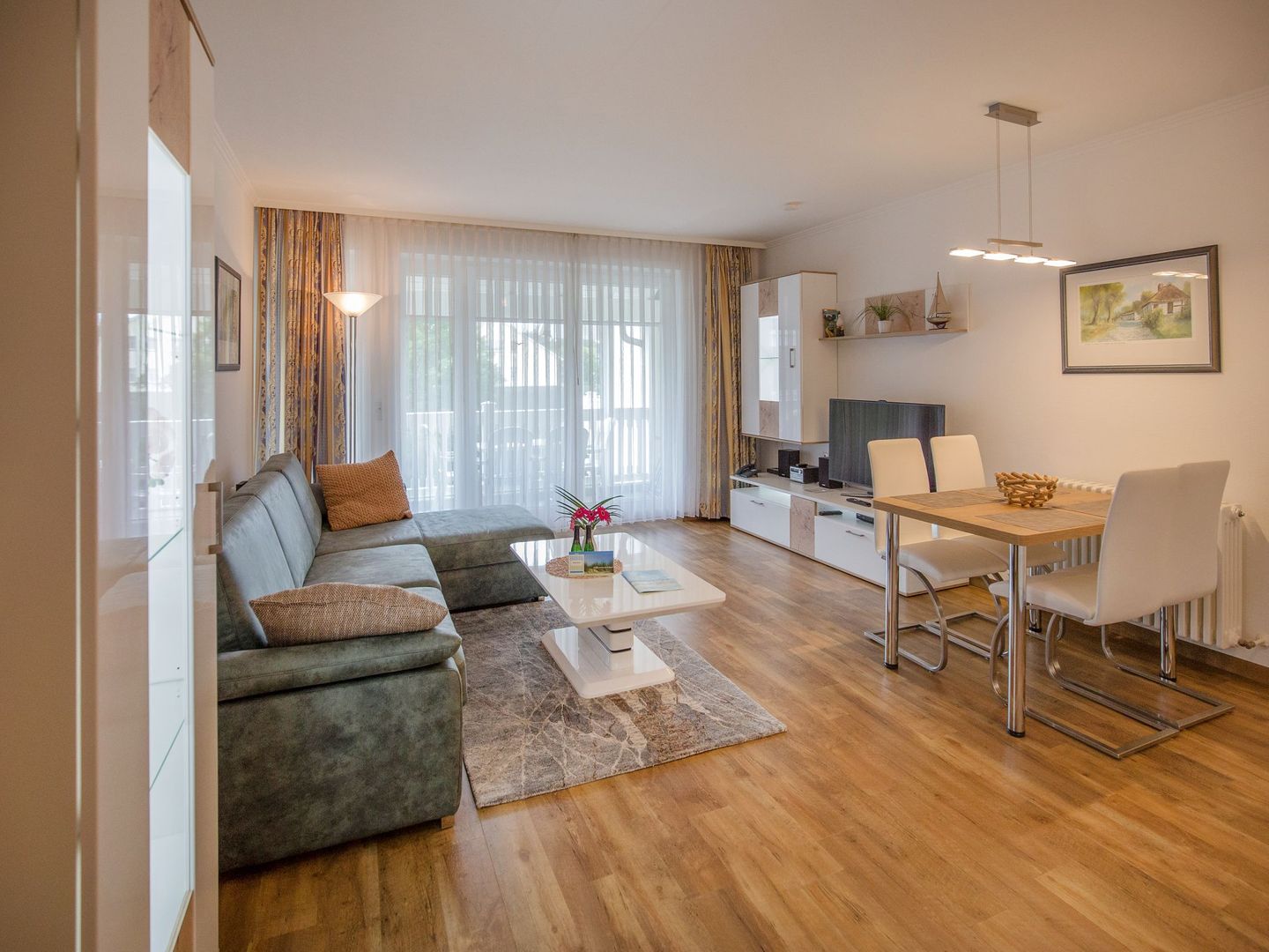 Dünenpark Binz Komfortplus Ferienwohnung mit 1 Schlafzimmer und Balkon im Obergeschoss (131) Insel Rügen - Wohnzimmer