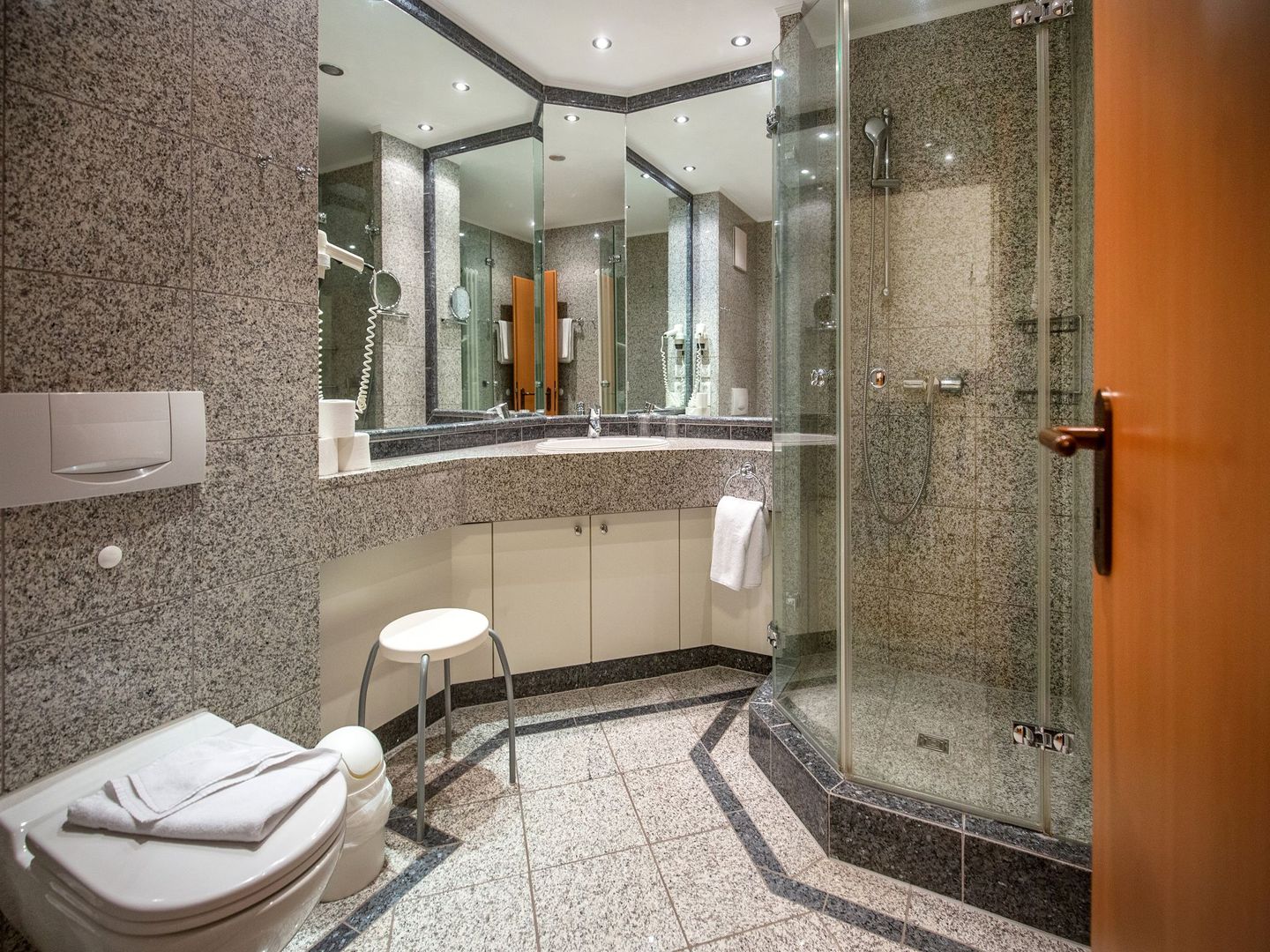 Dünenpark Binz Komfortplus Ferienwohnung mit 1 Schlafzimmer und Balkon im Dachgeschoss (137) Insel Rügen - Badezimmer