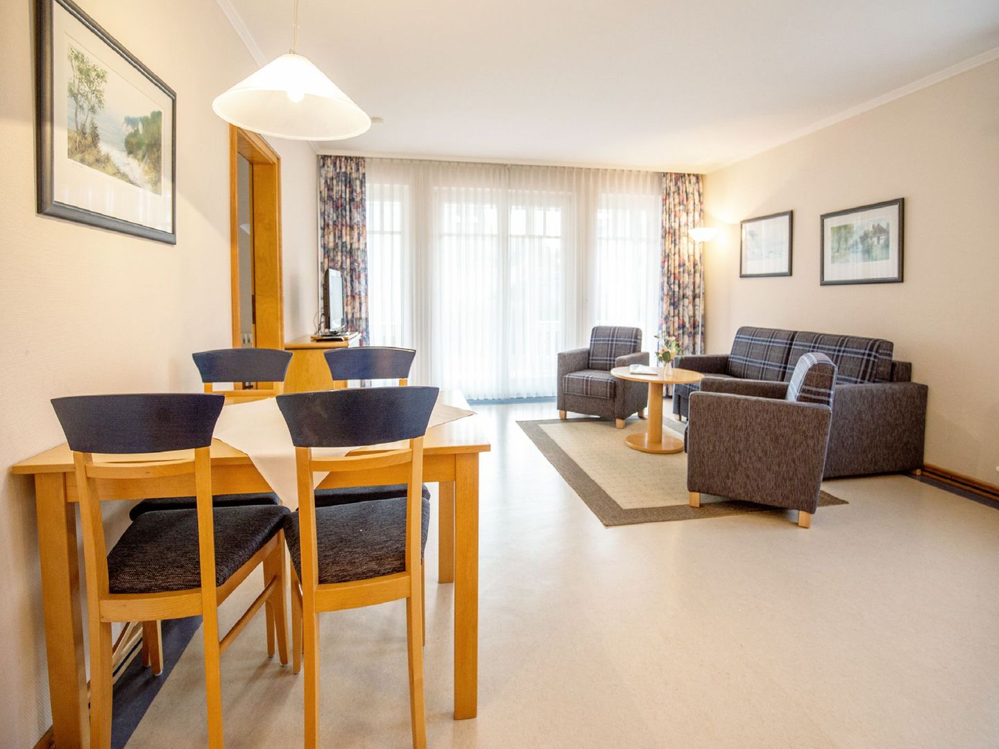 Dünenpark Binz Klassik Ferienwohnung mit 1 Schlafzimmer und Terrasse im Erdgeschoss (140) Insel Rügen - Wohnzimmer