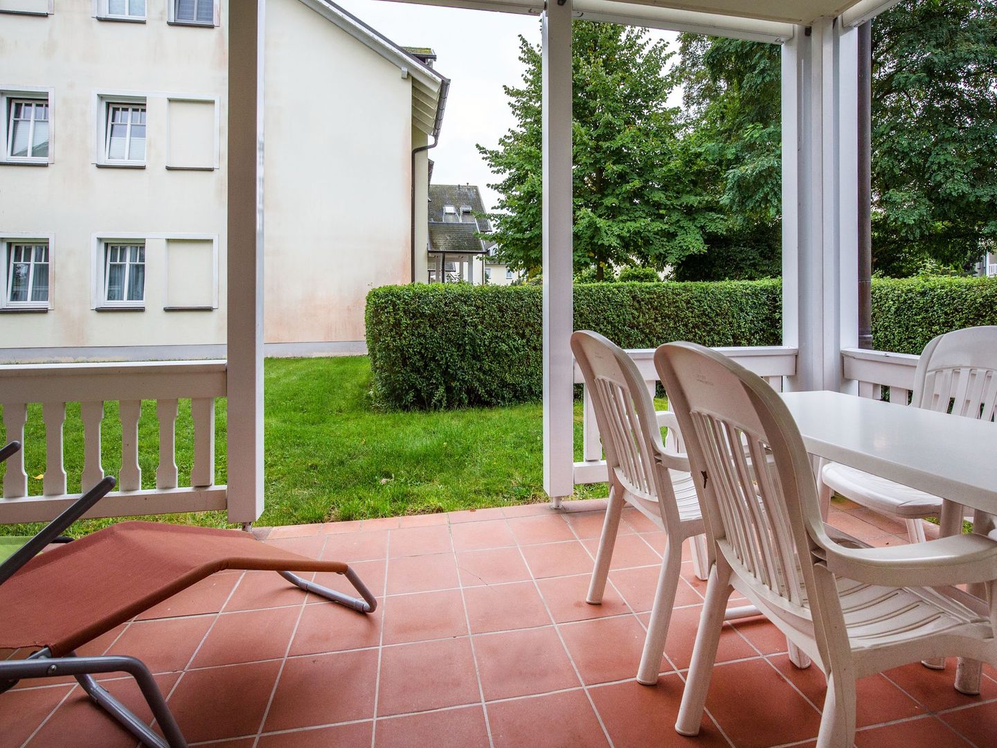 Dünenpark Binz Klassik Ferienwohnung mit 1 Schlafzimmer und Terrasse im Erdgeschoss (140) Insel Rügen - Terrasse