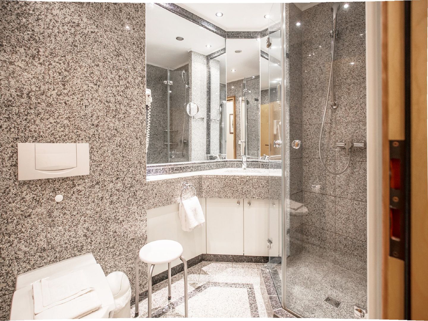 Dünenpark Binz Komfort Ferienwohnung mit 1 Schlafzimmer und Balkon im Dachgeschoss (150) Insel Rügen - Badezimmer