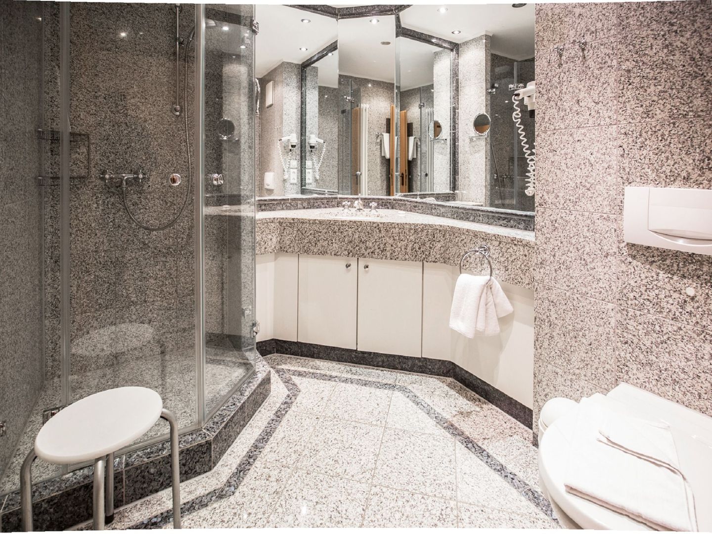 Dünenpark Binz Klassik Ferienwohnung mit 1 Schlafzimmer und Balkon im Dachgeschoss (160) Insel Rügen - Badezimmer