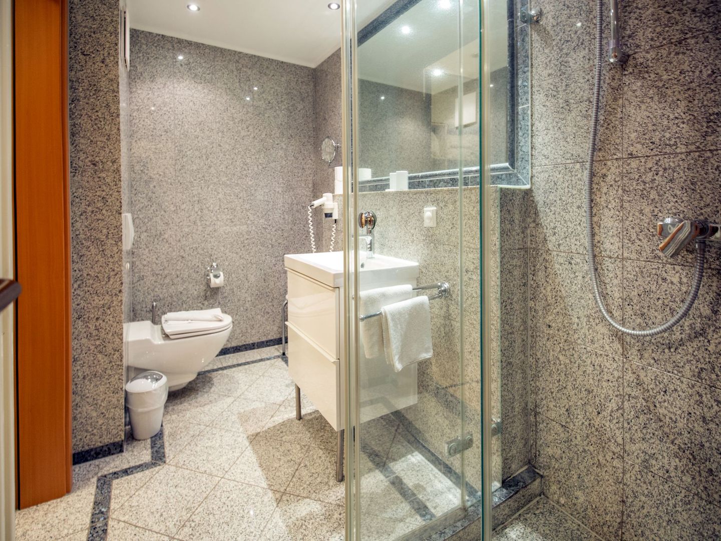 Dünenpark Binz Komfort Ferienwohnung mit 1 Schlafzimmer und Balkon im Obergeschoss (158) Insel Rügen - Badezimmer