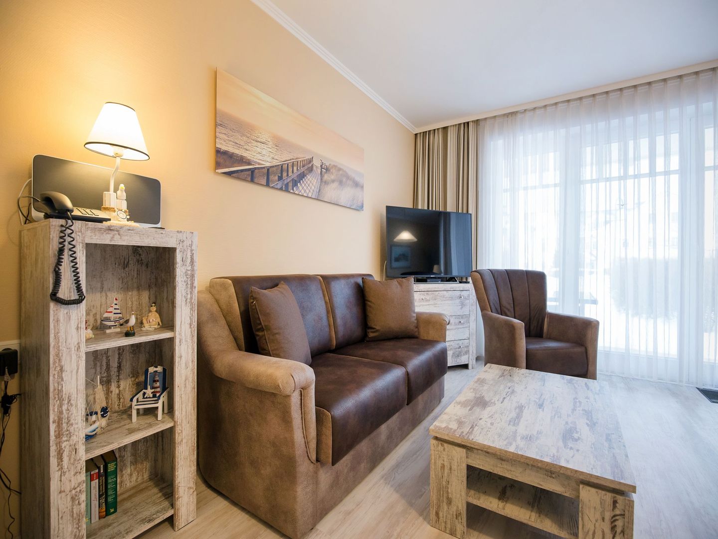 Dünenpark Binz Komfortplus Ferienwohnung mit 1 Schlafzimmer und Terrasse im Erdgeschoss (165) Insel Rügen - Wohnzimmer